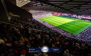 Uma multidão lotou o estádio para buscar a Deus na Inglaterra. (Foto: Instagram/streamsofjoyinternational).