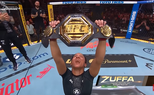 Após a entrevista, Natália Silva se ajoelha no octógono e grita: “Obrigada, Jesus!”. (Captura de tela/YouTube/UFC)