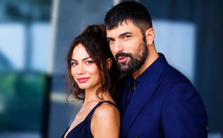 Demet Özdemir (Farah Erşadi) e Engin Akyürek (Tahir Lekesiz), protagonistas da série Meu Nome é Farah. (Foto: Divulgação) 