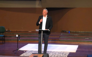 Rafael Rozenszajn durante palestra na Igreja Batista em Perdizes, em São Paulo. (Foto: Silas Anastácio)