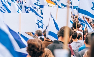 Bandeiras de Israel durante manifestação em apoio ao país. (Foto representativa: Yoav Aziz/Unsplash)