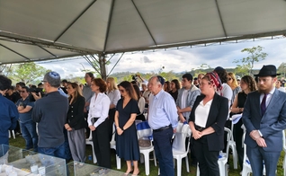 Cerimônia no Cemitério Israelita do Embu, em São Paulo, homenageia as vítimas do massacre de 7 de Outubro em Israel. (Foto: Silas Anastácio)