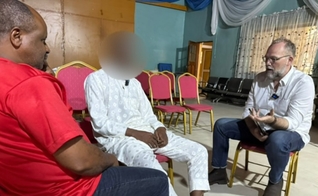 Os homens são discipulados e integrados a igrejas clandestinas no país. (Foto: Reprodução/Baptist Press)