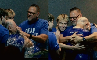 O pastor Jamie batizou o pai de 81 anos, nos EUA. (Foto: Instagram/jamiestarrett).