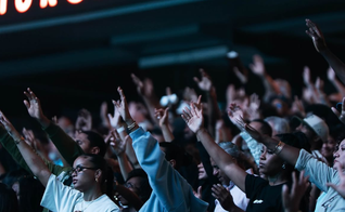 Multidão de cristãos participa de noite de oração e adoração no AT&T Stadium, no Texas, EUA. (Foto: Instagram/2819Church)