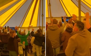 Momentos de adoração na tenda em Tiel, na Holanda. (Foto: Reprodução/Facebook/Mark Waardenburg)