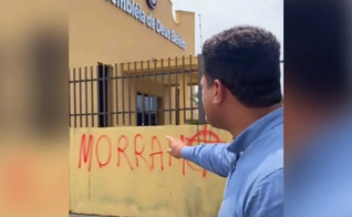 O muro da Igreja Assembleia de Deus Belém foi pichado com mensagens de ódio. (Foto: Reprodução/Instagram/jornaloargumentooficial).