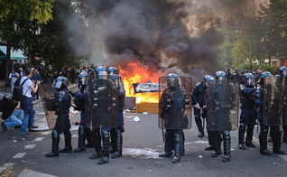 Protestos contra o aumento do custo de vida provocaram confrontos, saques e incêndios em diversas cidades francesas. (Foto: Jorge Jaramillo / Wikimedia Commons)