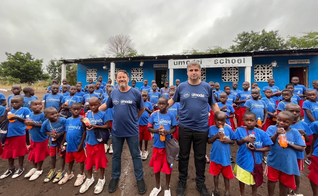 Pastores Marcos Corrêa e Elias Caetano com crianças atendidas pela Escola Umodzi, na África. (Foto: Arquivo pessoal)