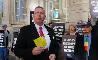 O pastor Stephen Clayden, líder da igreja na Inglaterra. (Foto: Reprodução/YouTube/Christian Concern)