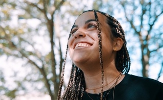 Caitlin recebeu a paz de Jesus. (Foto: Reprodução/YouTube/De Wegwijzer Almere).