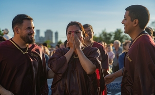 Mulher se emociona após batismo na igreja Más que Vencedores, no Paraguai. (Foto: MQV)