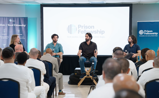 Noah, Abe Bueno-Jallad e George conversaram com os detidos em uma prisão no Texas. (Foto: Reprodução/YouTube/Prison Fellowship)