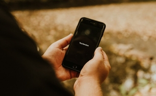 Igrejas poderão criar aplicativos com tecnologia da YouVersion. (Foto: Reprodução/Unsplash/Priscilla Du Preez)
