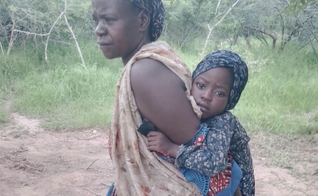 Mercy Simon e a filha foram sequestradas pelo Boko Haram. (Foto: Facebook/D English Alhaji).