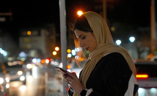 Cristãos iranianos encontram nos cultos online uma forma de fortalecer a fé em meio à perseguição. (Foto representativa: Rafiee Artist/Unsplash)