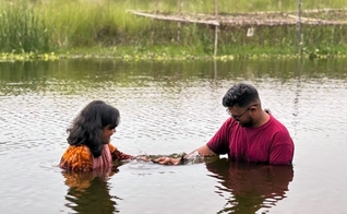 A jovem foi batizada por missionários locais. (Foto: Reprodução/IMB)