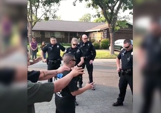 Integrantes da Victory Outreach oram pelos policiais nas ruas. (Captura de tela/Instagram/Victory Outreach Stockton)