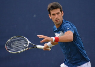 Novak Djokovic durante treino em junho de 2018. (Foto: Wikimedia Commons)