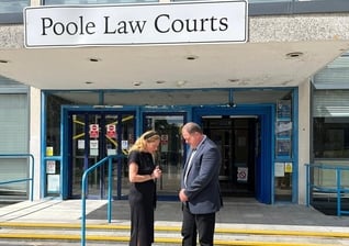 Isabel Vaughan-Spruce e Adam Smith-Connor, ambos presos por oração silenciosa, se juntaram para orar do lado de fora do tribunal de Poole. (Foto: ADF International)