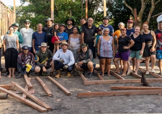Voluntários e ribeirinhos em Nova Canaã. (Foto: Reprodução/Notícias Adventistas/Jair Bernardo)