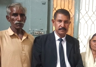 O advogado Hanif Hameed acompanhado pelos pais da adolescente. (Foto: Reprodução/Morning Star News)
