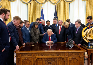 O presidente Donald Trump se une a líderes religiosos em oração. (Foto: The White House)