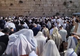 Milhares de judeus participaram da cerimônia de bênção sacerdotal no Muro das Lamentações. (Foto: Reprodução/YouTube/The Holy Land, by Zahi Shaked).