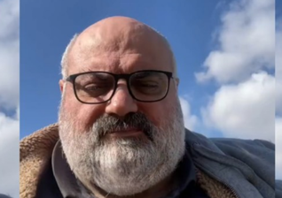 Ashur Sarnaya era muito ativo nas redes sociais e publicava vídeos regularmente sobre sua fé cristã. (Foto: Reprodução/Eastern christians)