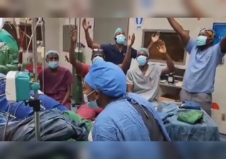 Médicos e enfermeiros louvaram em gratidão ao Senhor. (Foto: Reprodução/Facebook/Kachinga Sichizya).