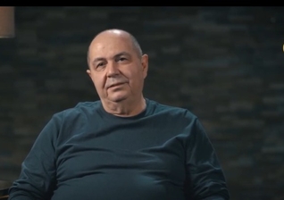 Harun Ibrahim fundou um canal de TV para evangelizar países árabes. (Foto: Reprodução/YouTube/CBN News).