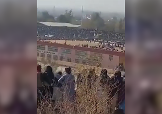 Multidão assiste a uma execução pública no Afeganistão. (Captura de tela/X/@afghanarabc)