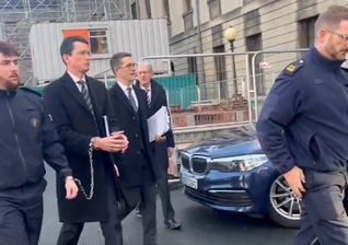 O professor Enoch Burke sendo levado pela polícia com as mãos acorrentadas. (Captura de tela/X/Enoch Burke)