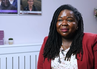 A enfermeira cristã Jennifer Melle durante entrevista. (Captura de tela/YouTube/Christian Concern)