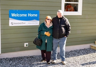 Scott e Meta em frente à nova casa. (Foto: Reprodução/Samaritan's Purse)