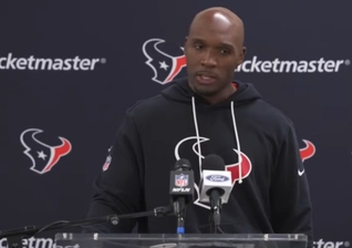 O técnico DeMeco Ryan. (Foto: Reprodução/YouTube/Houston Texans)