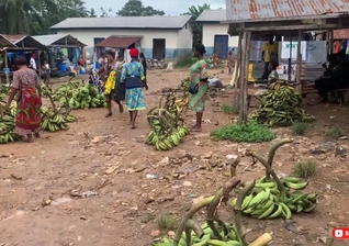 Mercado de rua na Nigéria. (Imagem ilustrativa/YouTube/Faith Afahaene).