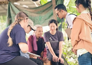 A equipe evangelizando Prum. (Foto: Reprodução/Samaritan’s Purse)
