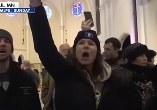 Ativistas anti-ICE interromperam culto na igreja batista de St. Paul, em Minessota. (Captura de tela/YouTube/Fox News)