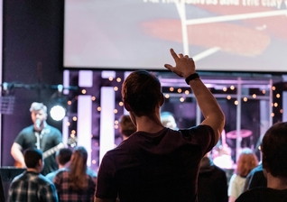 Leitura da Bíblia e participação em igrejas presenciais são apontadas como práticas mais significativas. (Foto: Maranda Vandergriff / Unsplash)