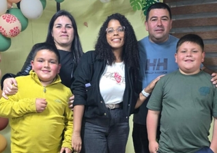 A família e Daniela. (Foto: Reprodução/Junta de Missões Mundiais)