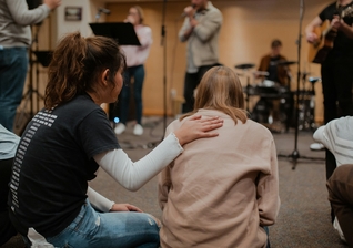 Dados indicam um aumento significativo na frequência à igreja entre os jovens. (Foto ilustrativa: adrianna geo / Unsplash)