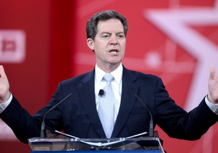 O ex-embaixador dos EUA para a Liberdade Religiosa Internacional, Sam Brownback. (Foto: Reprodução/Wikimedia Commons/Gage Skidmore)