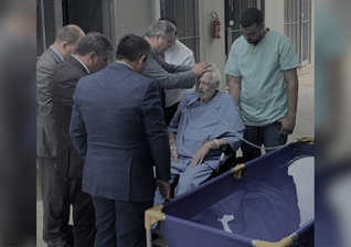 Momento do batismo de um paciente idoso dentro do hospital. (Foto: Instagram/josezerbetto)
