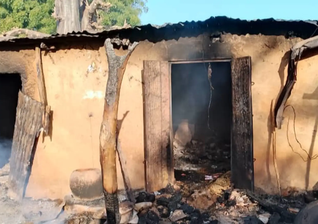 Casa incendiada em ataque na Nigéria. (Foto representativa: Portas Abertas)