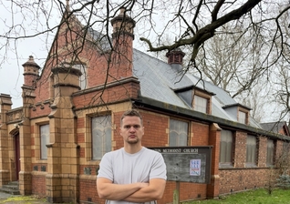 Samuel Leeds em frente a uma igreja metodista. (Foto: X/Samuel Leeds)
