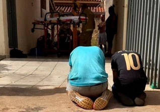 Os dois amigos oraram pelo amigo machucado durante o atendimento. (Foto: Plantão Maringá).
