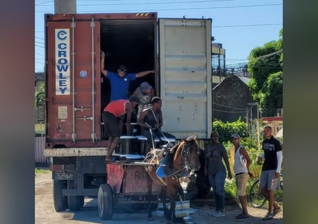Os suprimentos de emergência foram distribuídos pelas igrejas em carroças. (Foto: BIC Church of Cuba/Samuel Diaz).