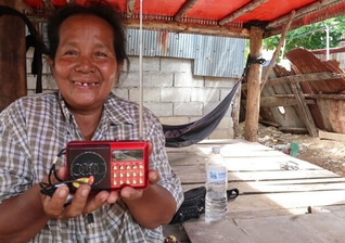 Long ganhou uma Bíblia em áudio da missão. (Foto: Reprodução/Samaritan's Purse)
