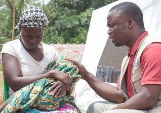 Enquanto fazem consultas médicas, a equipe ora pelos pacientes. (Foto: Reprodução/Samaritan's Purse)
